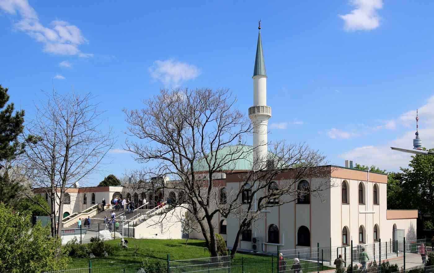 Auf acht Prozent verdoppelt hat sich seit 2001 der Anteil der Muslime an der Gesamtbevölkerung in Österreich. Im Bild das Islamische Zentrum in Wien. Foto: wikimedia/bwag