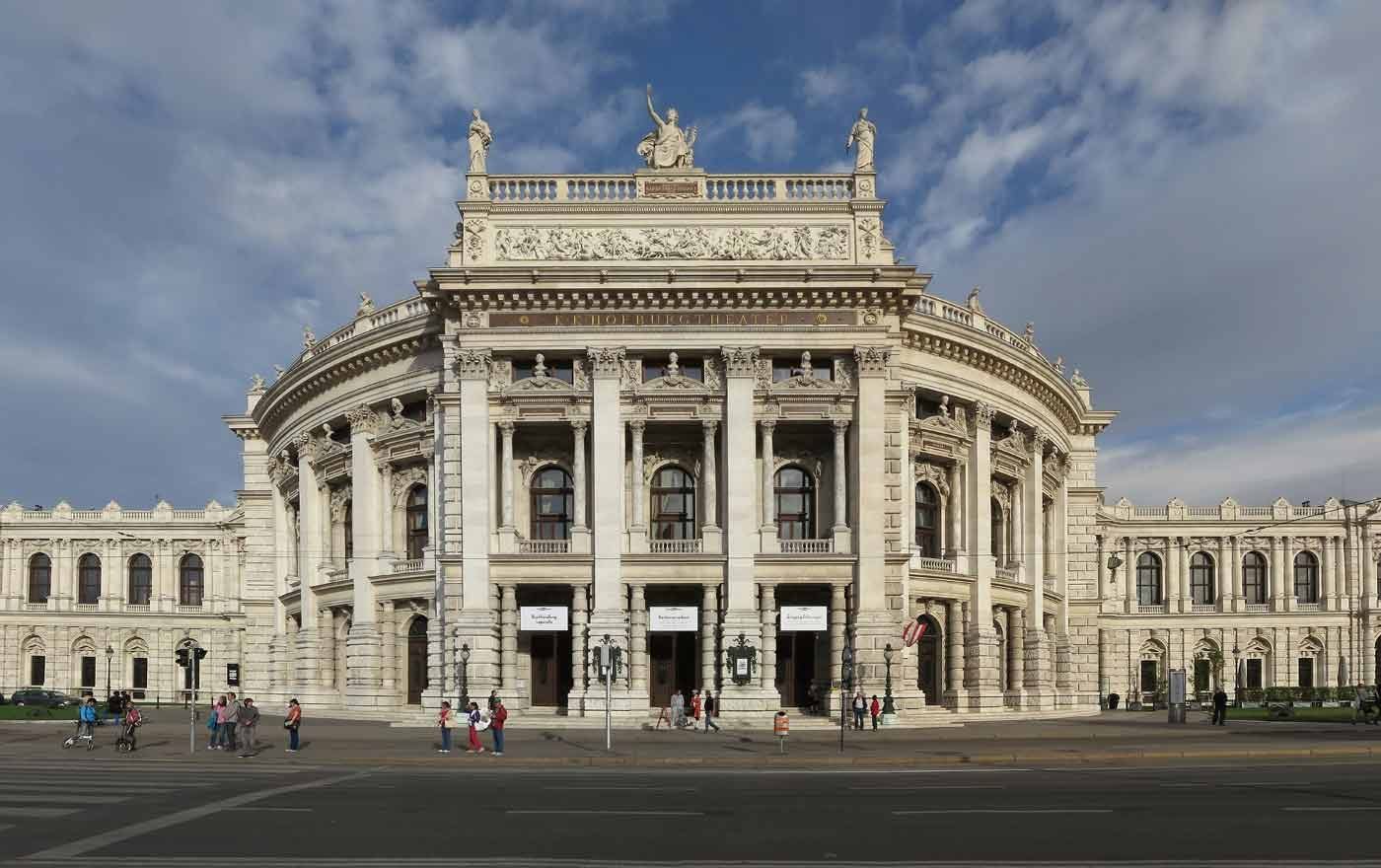 „Wie steht es um die Verantwortung in einer digital-globalen Welt?“ fragt die Diskussionsrunde mit Bischof Bünker im Burgtheater. Foto: wikimedia/Thomas Ledl