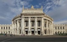 „Wie steht es um die Verantwortung in einer digital-globalen Welt?“ fragt die Diskussionsrunde mit Bischof Bünker im Burgtheater. Foto: wikimedia/Thomas Ledl