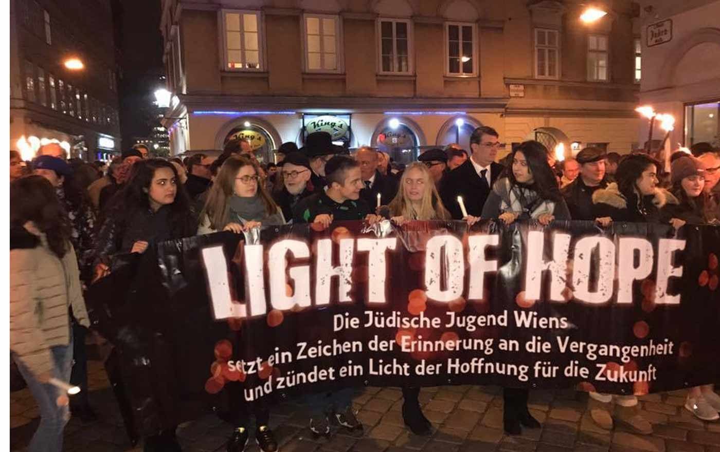 Der Lichtermarsch führte durch die Innenstadt zum Juridicum Wien und endete beim Shoah-Denkmal am Judenplaz. Foto: IKG