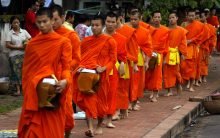 Buddhistische Religionslehrerinnen und -lehrer werden jetzt auch an der Kirchlichen Pädagogischen Hochschule Wien/Krems ausgebildet. Im Bild: Buddhistische Mönche in Laos. Foto: wikimedia/Allie Caulfield