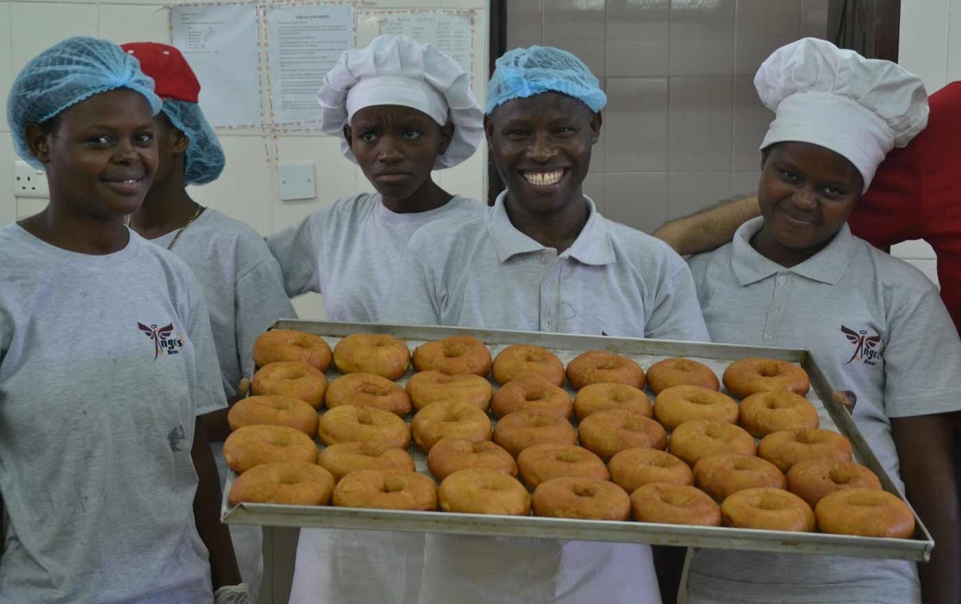Die Arbeit in der Bäckerei in Korogocho eröffnet Jugendlichen im Slum berufliche Perspektiven. Foto: Brot für die Welt