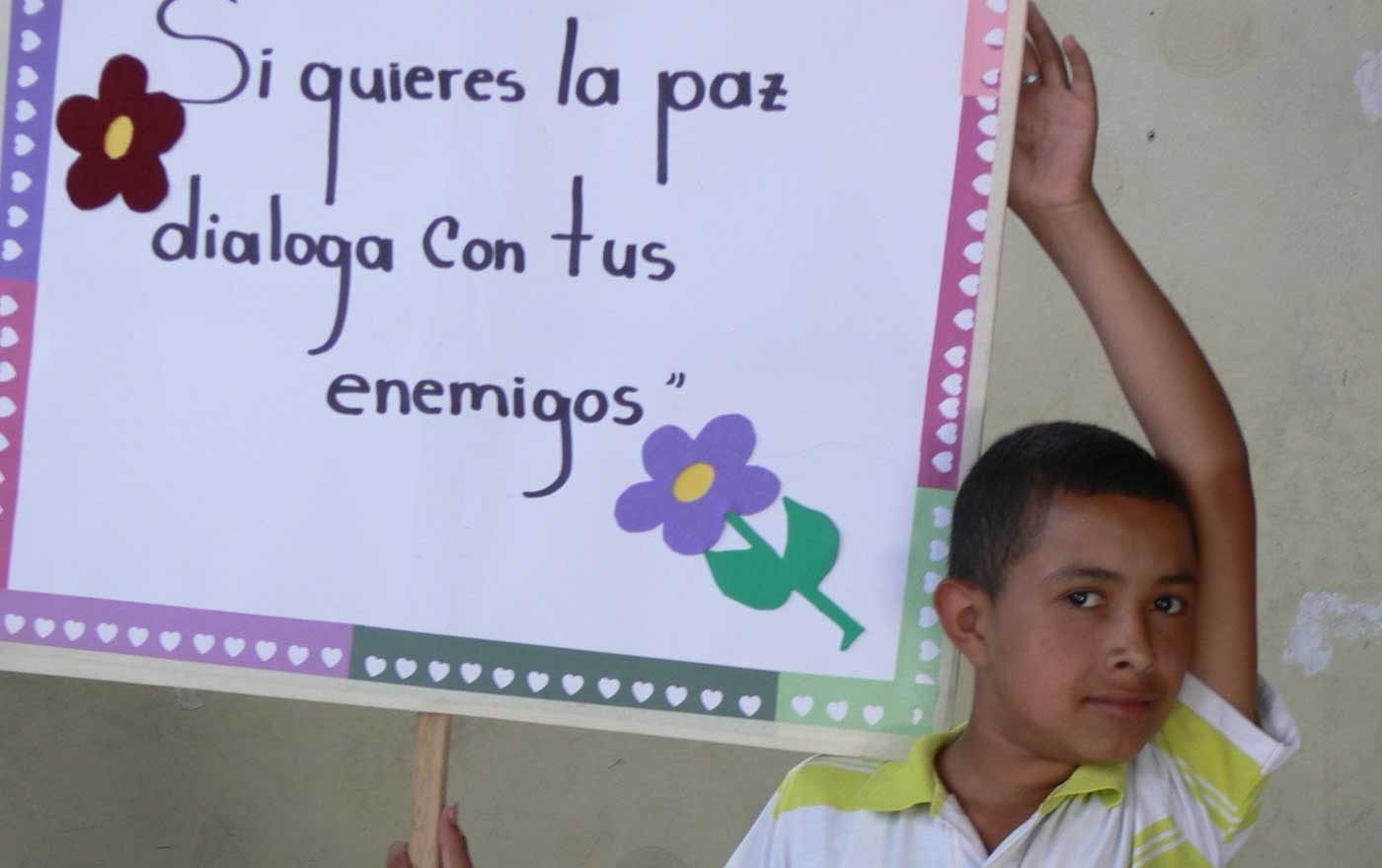 „Sprich, wenn du Frieden willst, mit deinen Feinden“ - Das Plakat entstand bei einem Gewaltpräventionsprogramm der Kindernothilfe in Honduras. Foto: J. Burmann