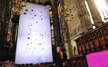 Die aus Kärnten stammende evangelische Künstlerin Lisa Huber vor dem von ihr gestalteten Fastentuch im Wiener Stephansdom. Foto: epd/M. Uschmann