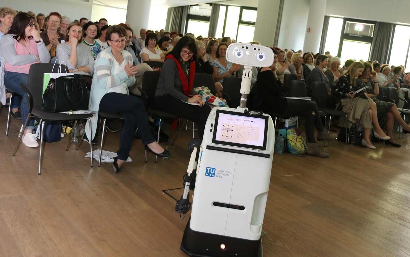 Stieß beim Publikum auf großes Interesse: der an der TU Wien entwickelte Service-Roboter "Hobbit". Foto: Hansjörg Szepannek