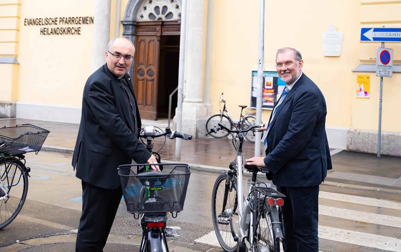Der katholische Diözesanbischof Wilhelm Krautwaschl (l.) und der evangelische Superintendent Hermann Miklas unterstützen die Aktion. Foto: Gerd Neuhold