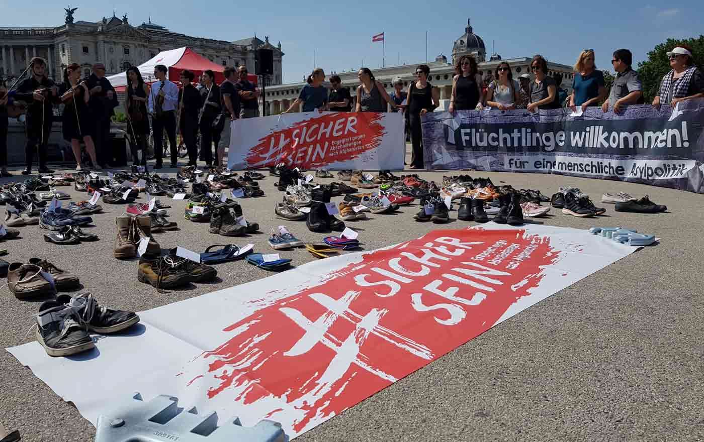 Die zurückgelassenen Schuhe vor dem Parlament am Heldenplatz erinnerten an das Schicksal der Flüchtlinge aus Afghanistan. Foto: epd/Michael Windisch