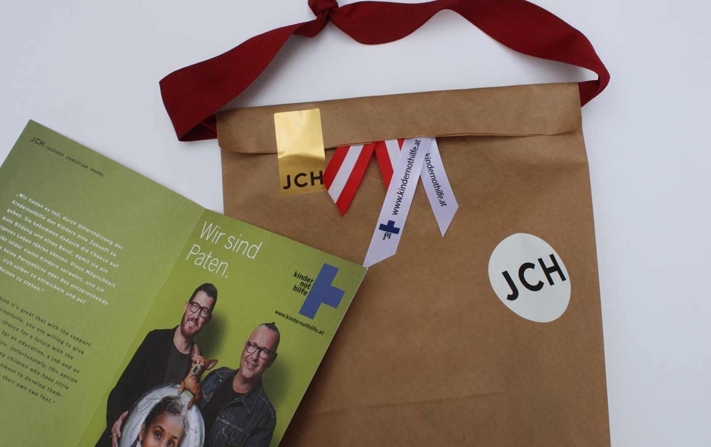 Designer Juergen Christian Hoerl und sein Geschäftspartner Martin Wagner vom Wiener Modelabel JCH sind die neuen Testimonials für der Kindernothilfe. Foto: Kindernothilfe