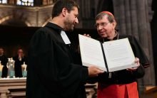 GEKE-Präsident Gottfried Locher (l.) und Kardinal Kurt Koch bei der Unterzeichnung des Abkommens im Basler Münster. Foto: GEKE