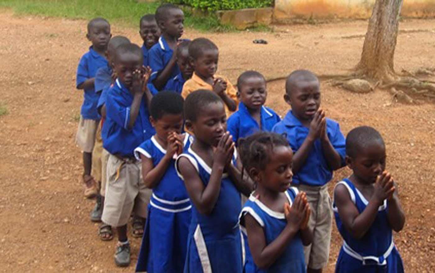Schülerinnen und Schüler im ghanaischen Adumasa. Hier unterhält der Evangelische Arbeitskreis für Weltmission (EAWM) mehrere Projekte. Foto: EAWM/privat
