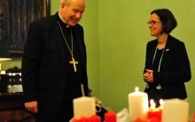 Im erzbischöflichen Palais in Wien nahm Kardinal Christoph Schönborn den Diakonie-Adventkranz von Maria Katharina Moser entgegen. Foto: epd/Uschmann