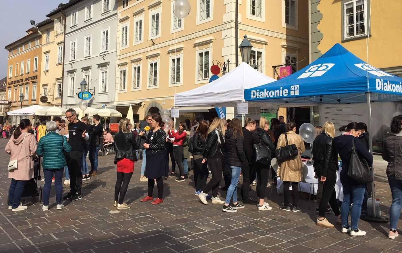 Autismus in der Fußgängerzone: Expertinnen und Experten gaben am Klagenfurter Alten Platz Auskunft über das Leben im Autismus-Spektrum. Foto: Diakonie de La Tour