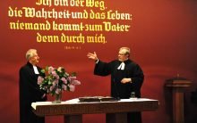 "Ulrich Zwingli und Dietrich Bonhoeffer eint, dass sie ihren Weg gegangen sind, auf den Gott sie geschickt hat, obwohl sie wussten, dass dieser Weg gefährlich ist", sagte Christoph Sigrist (r.) Foto: epd/Uschmann