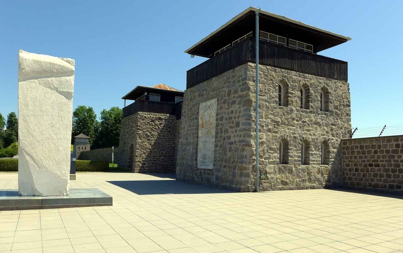 Das Eingangsgebäude zum KZ Mauthausen. Foto: wikimedia/dnalor01(cc by sa 3.0