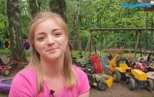 Jugendliche teilen in den Videos ihre Erfahrungen aus dem Freiwilligen Sozialjahr, so wie Julia, die in einem Integrationskindergarten arbeitet. Foto: Youtube/Screenshot
