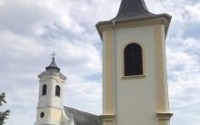 Ein "kleines, selbstbewusstes Zeichen genau gegenüber der katholischen Ortskirche" - der Glockenturm von Walbersdorf, hier im Vordergrund. Foto: privat
