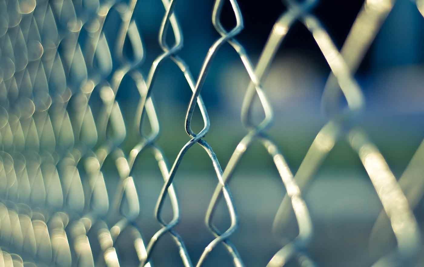 "Es heißt, die Einsamkeit sei eine Gefängniszelle, die sich nur von innen öffnen lässt. Das gelingt sicher nicht immer. Aber es lohnt sich, im Vertrauen auf Gott zu versuchen, diese Türe zu öffnen und auf andere zuzugehen." Foto: pxhere
