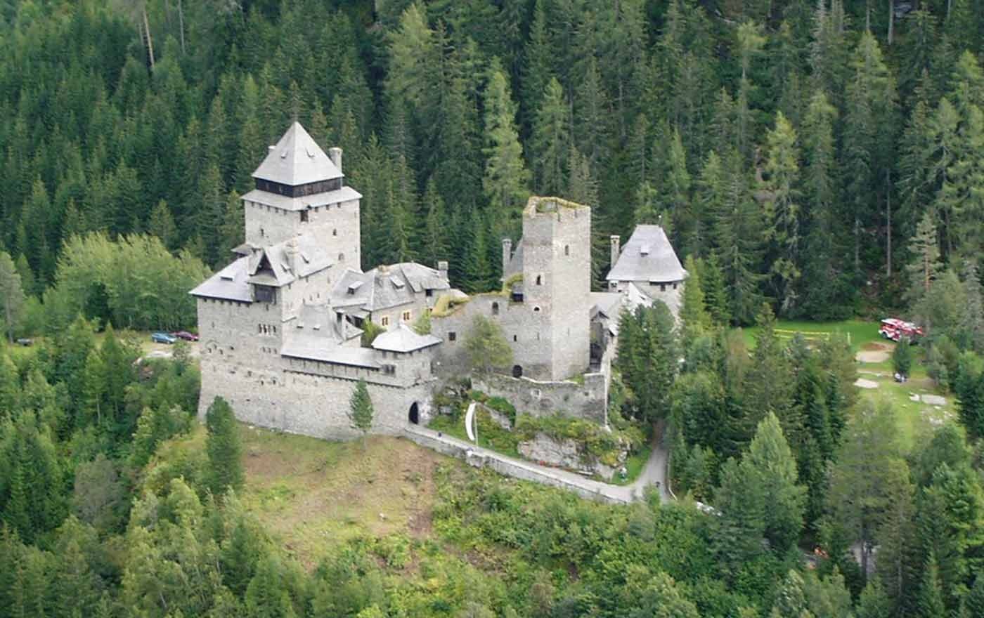 Viele Besitzer kamen und gingen - seit 70 Jahren ist Burg Finstegrün Heimstätte der Evangelischen Jugend. Foto: Burg Finstergrün
