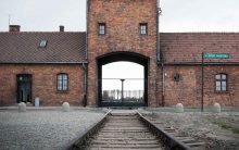 Marko Feingold überlebte mehrere Konzentrationslager, darunter auch jenes in Auschwitz (Bild). Bis ins hohe Alter hielt er Vorträge und ermutigte zur Zivilcourage. Foto: pixabay