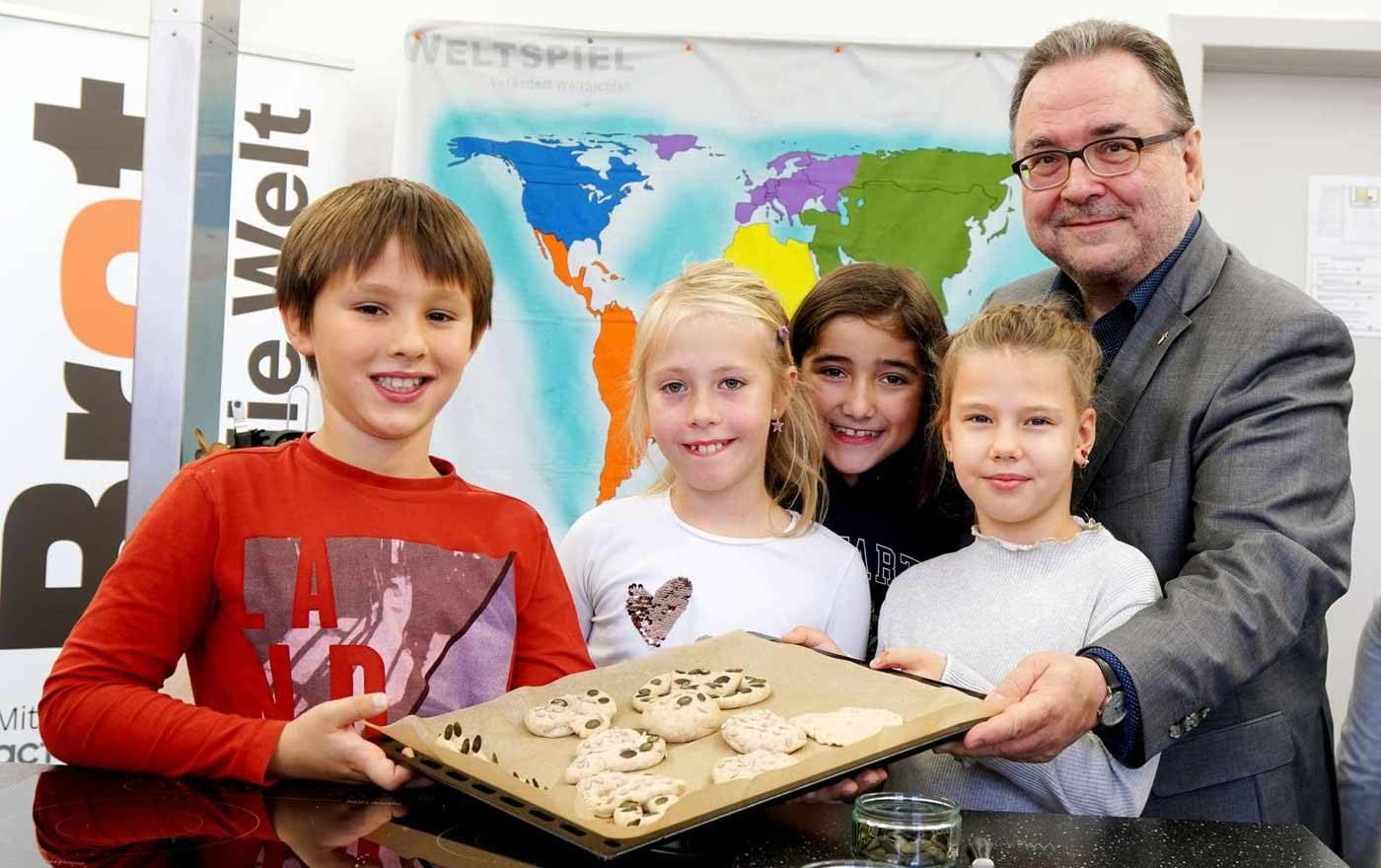 Gemeinsam mit Kindern der Evangelischen Schule am Karlsplatz buk Chalupka am Montag Brot, um für die Probleme des globalen Hungers zu sensibilisieren. Foto: Brot für die Welt