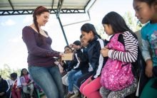 Julia Zotter mit Kindern aus Cajamarca, denen der Schokoladenverkauf zu Gute kommt. Foto: Kindernothilfe