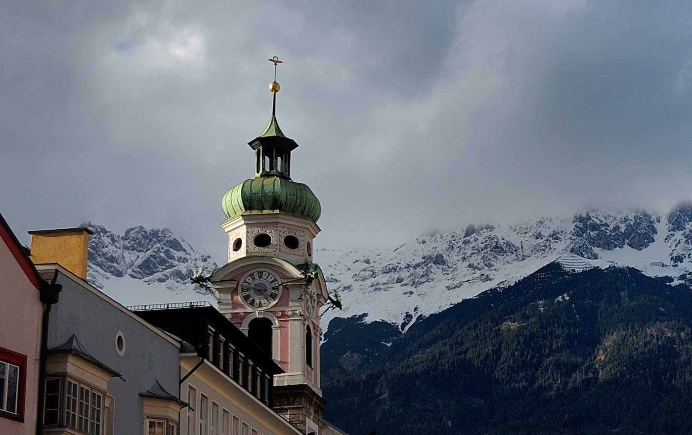 Bei einer Andacht in der Innsbrucker Spitalskirche beteten Gläubige für den Frieden in der Welt. Foto: wikimedia/NoPlayerUfa/cc by sa 3.0
