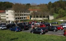Rund 60 Autos parkten sich vor dem Neuhauser Freibad für den Gottesdienst ein. Foto: PG Neuhaus am Klausenbach