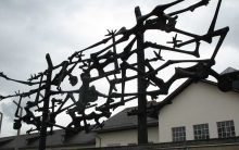 Die Österreicher Jura Soyfer und Herbert Zipper schufen im Konzentrationslager das „Dachaulied“. Im Bild ein Denkmal an der heutigen Gedenkstätte. Foto: wikimedia/Andrew Bossi/cc by sa 2.5