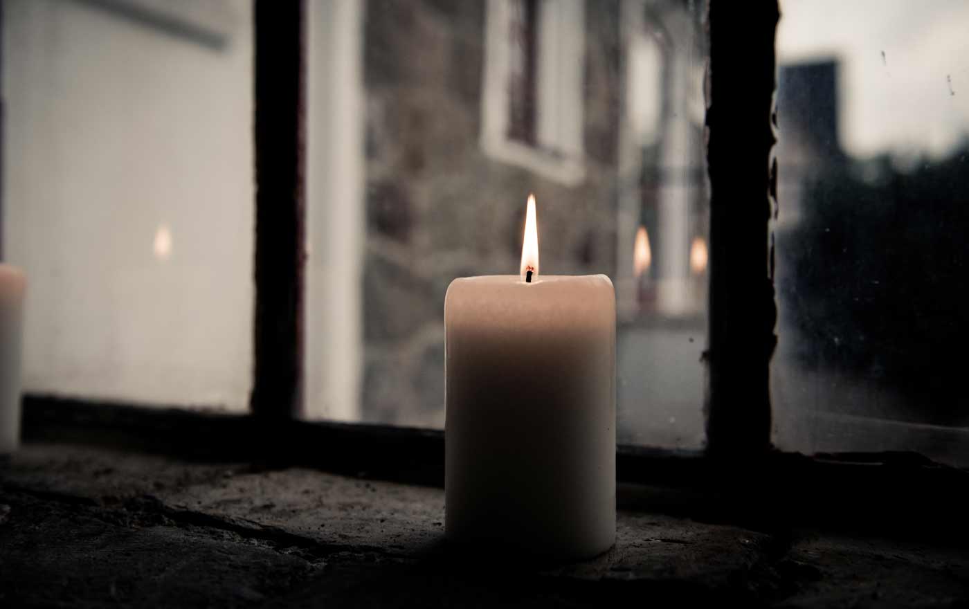 "Als ich das erste Mal die Kerze angezündet habe, war es noch dunkel. Seitdem ist es ein liebgewordenes Ritual am Abend um 8 Uhr..." Foto: pexels