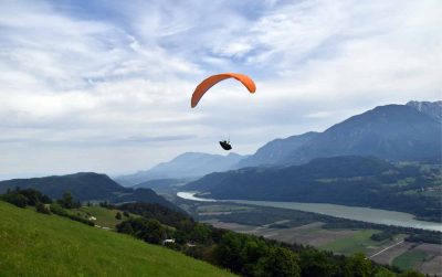 Der evangelische Jugendreferent und Paraglider Timon Weber schwebt über dem Drautal. Foto: M. Windisch