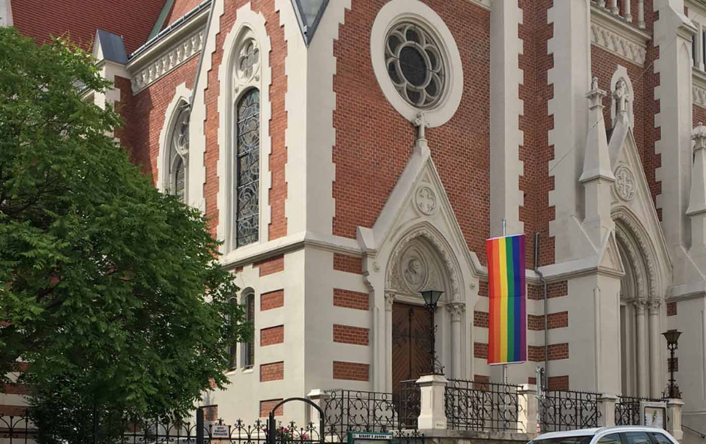 Allen Benachteiligungen von LGBTIQ-Personen soll "die Liebe Gottes zu all seinen vielfältigen Geschöpfen ein kräftiges und ermutigendes Gegenüber setzen“, so Pfarrerin Barbara Heyse-Schaefer. Foto: Lutherkirche