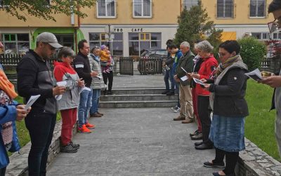 Nach mehreren Online-Mahnwachen während der Coronakrise treffen sich die Menschen in Schladming nun wieder vor dem evangelischen Pfarrhaus. Foto: Mahnwachenkette Österreich wacht