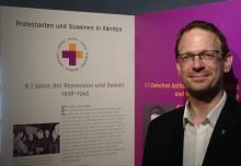 Der Historiker Alexander Bach hat die Ausstellung für die Evangelische Akademie Kärnten kuratiert. Foto: Evangelische Akademie