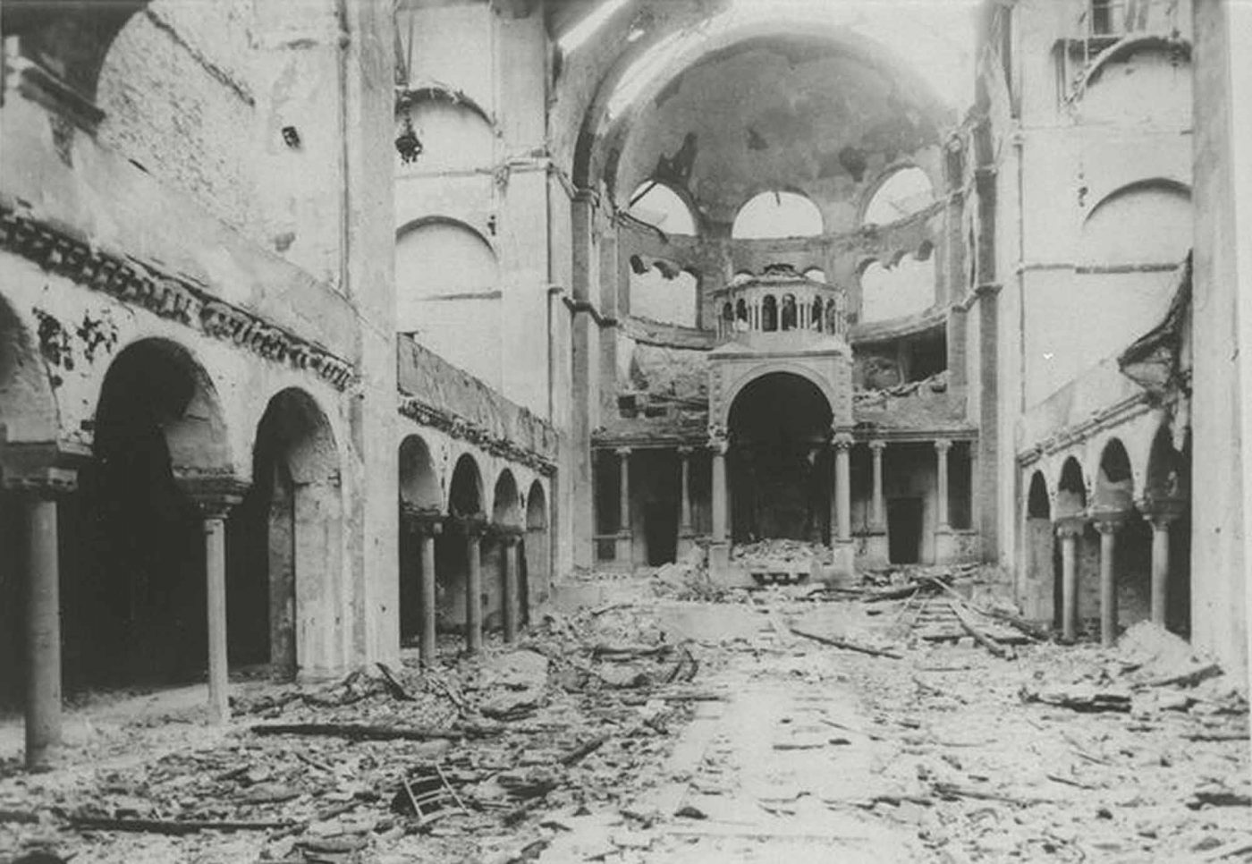 Mehr als 1400 Synagogen und religiöse Gebäude wurden im Zuge der Novemberpogrome von 1938 zerstört. Im Bild die Synagoge in der Berliner Fasanenstraße. Foto: wikimedia/Center for Jewish History NYC