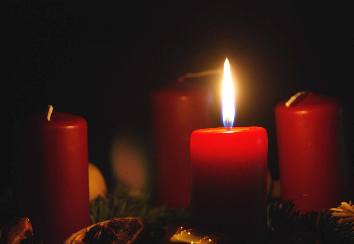 "Lassen wir das Licht der Kerzen leuchten für die Verstorbenen und für die, denen sie fehlen. Das Licht der Hoffnung scheint in die Dunkelheit." Foto: wikimedia/Liesel/cc by sa 3.0