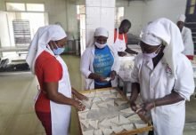 Auch in der Pandemie konnte die Bäckerei in einem der größten Slums Nairobis den Betrieb aufrecht erhalten und so Brot an bedürftige Familien verteilen. Foto: Hope for Future