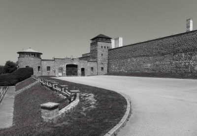 Das Einfahrtsgebäude zum KZ Mauthausen. Foto: wikimedia/dnalor01/cc by sa 3.0