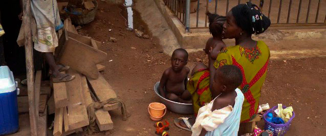 Kinder beim Baden in Dormaa Ahenkro, Ghana (Foto: privat)