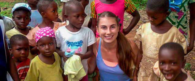 Sabrina mit Kindern in Dormaa Ahenkro, Ghana (Foto: privat)