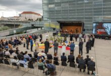 Bei der Gedenkfeier am Maindeck des Ars Electronica Center in Linz. Foto: Diözese Linz/Wakolbinger