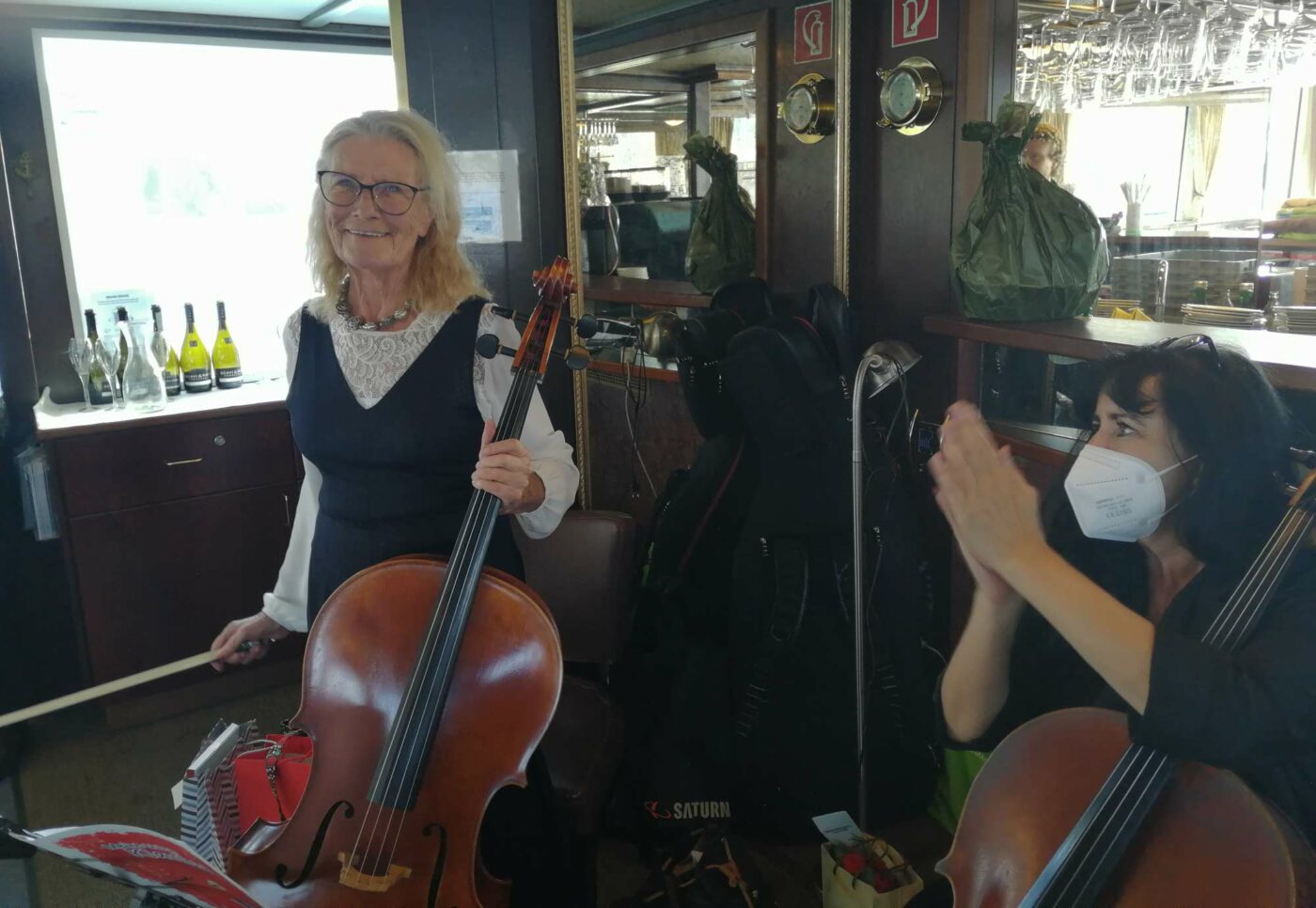 Horn am Cello: Auf der Schiffsfahrt unterhielt die Jubilarin musikalisch. Foto: Sieglinde Oborny