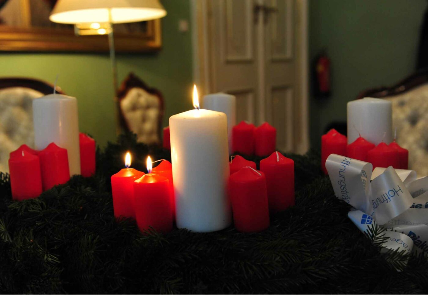 Der Diakonie-Adventkranz trägt für jeden Tag im Advent eine Kerze. Foto: epd/Uschmann
