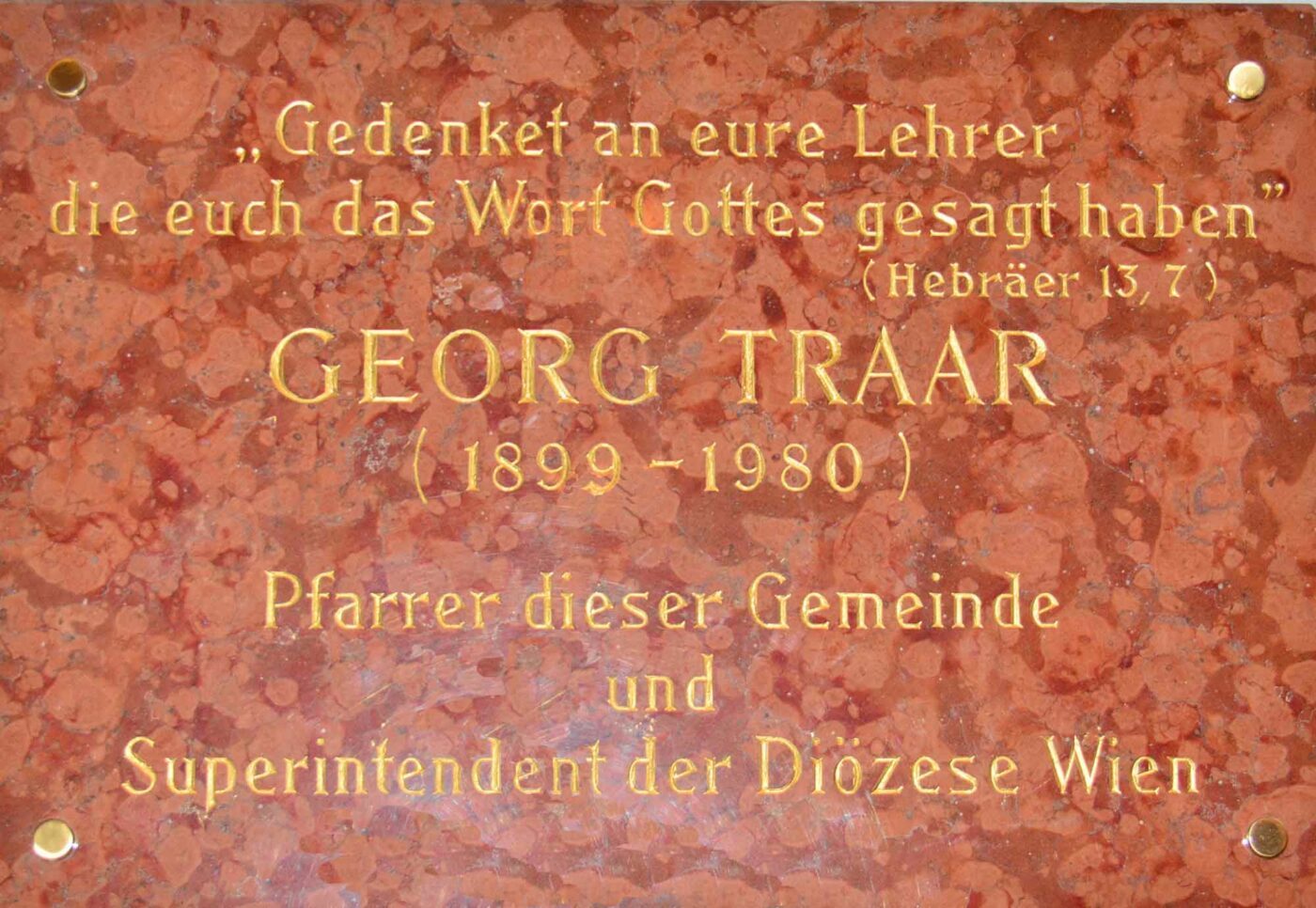 Eine Gedenktafel in der Lutherischen Stadtkirche in Wien erinnert an den Superintendenten von 1947 bis 1972. Foto: wikimedia/GuentherZ/cc by sa 3.0