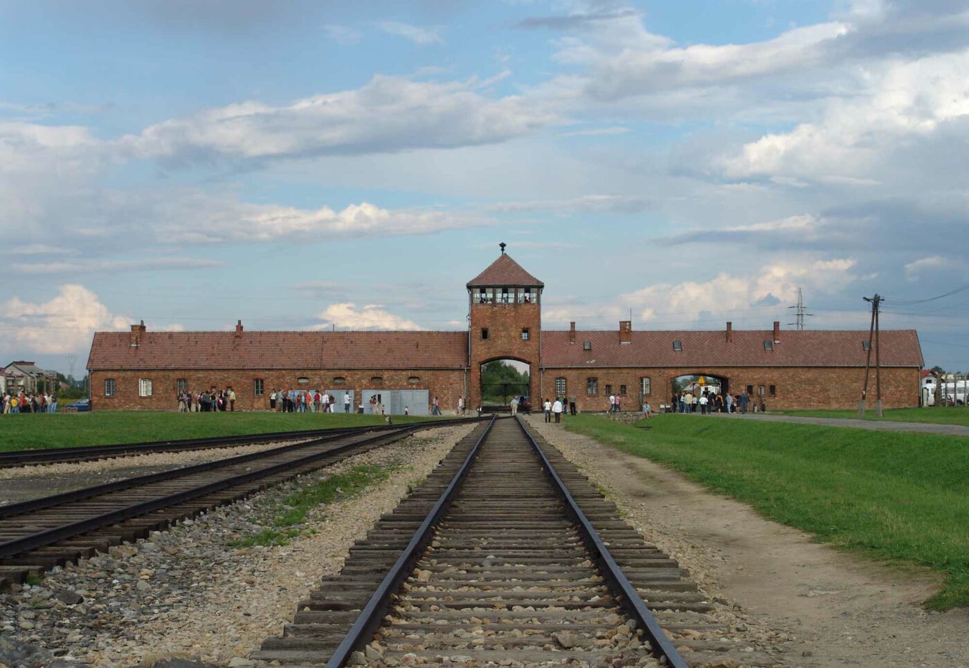 Am Tag des Gedenkens an die Befreiung von Auschwitz (Bild) dürfe es nur ein Motto geben: "Niemals vergessen", so der ÖRKÖ. Foto: wikimedia/cc by sa 2.5/Michael Zacharz aka Grippen