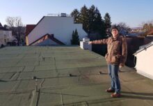 Projektleiter Markus Öhler zeigt auf die Stelle, an der die Photovoltaikanlage angebracht wird. Foto: PG Korneuburg