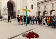 Über 100 Menschen nahmen am Karfreitag am „FluchtKreuzWeg“ in der Salzburger Innenstadt teil. Foto: OCNS Media