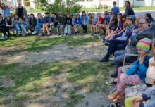 Bischof Michael Chalupka im Gespräch mit Schülerinnen und Schülern der Montessori Innsbruck Schule. (Foto: epd/Dasek)