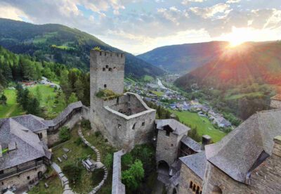 Im Sommer 2023 werden sich die Finsterlings Gefährt*innen aus ganz Österreich auf Burg Finstergrün treffen. Foto: epd/Uschmann