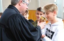 Mit der Konfirmation sind Jugendliche in der Evangelischen Kirche den Erwachsenen gleichgestellt. (Foto: epd/Uschmann)