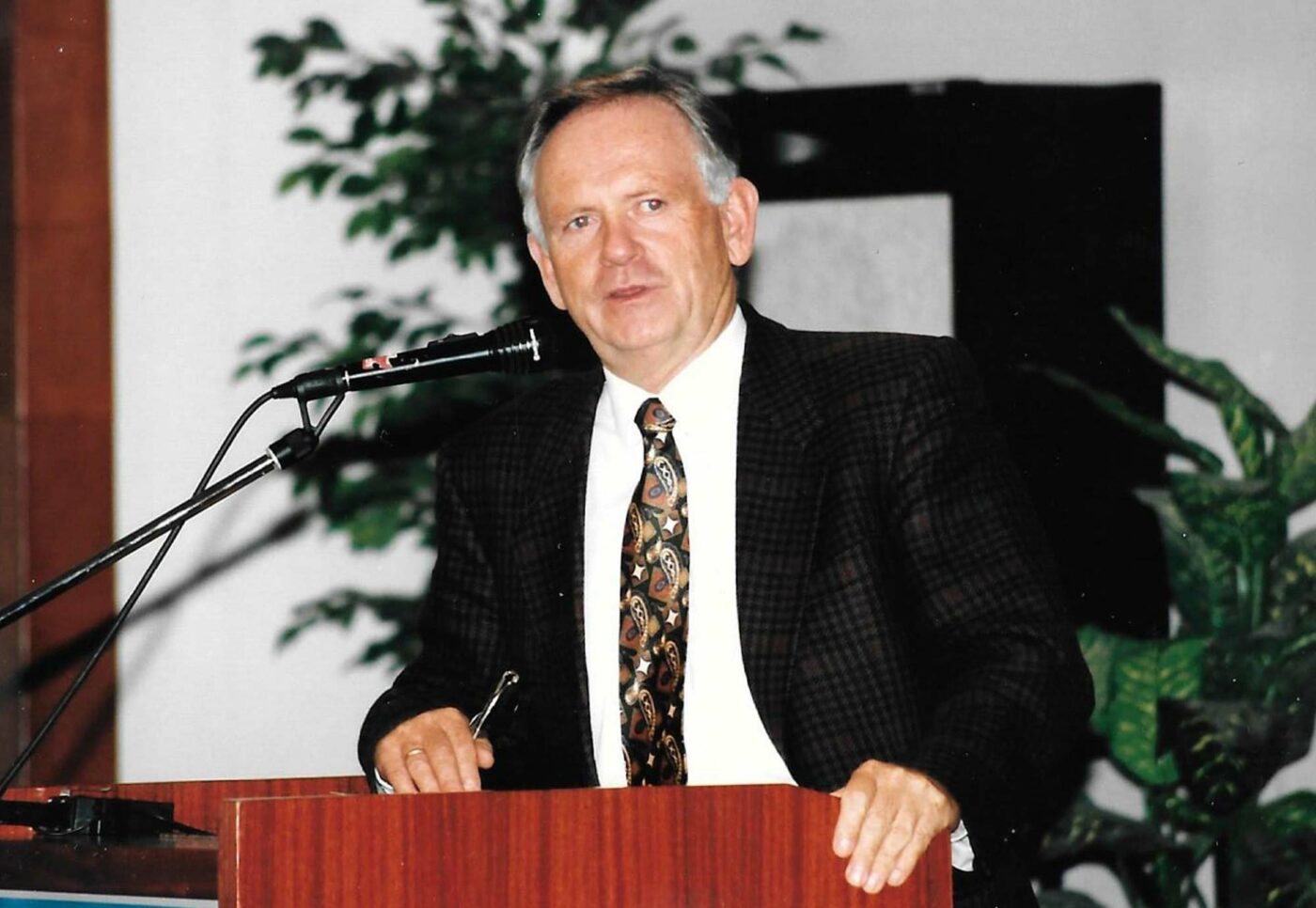 Klaus Eickhoff auf einem Archivbild bei der Frühjahrstagung 1994 des Werks für Evangelisation und Gemeindeaufbau. (Foto: Archiv WeG)